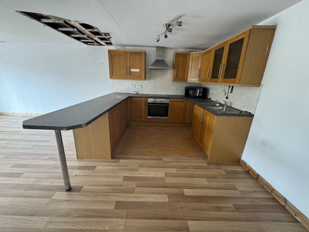 Lot: 58 - TWO-BEDROOM SECOND FLOOR FLAT FOR IMPROVEMENT - Kitchen